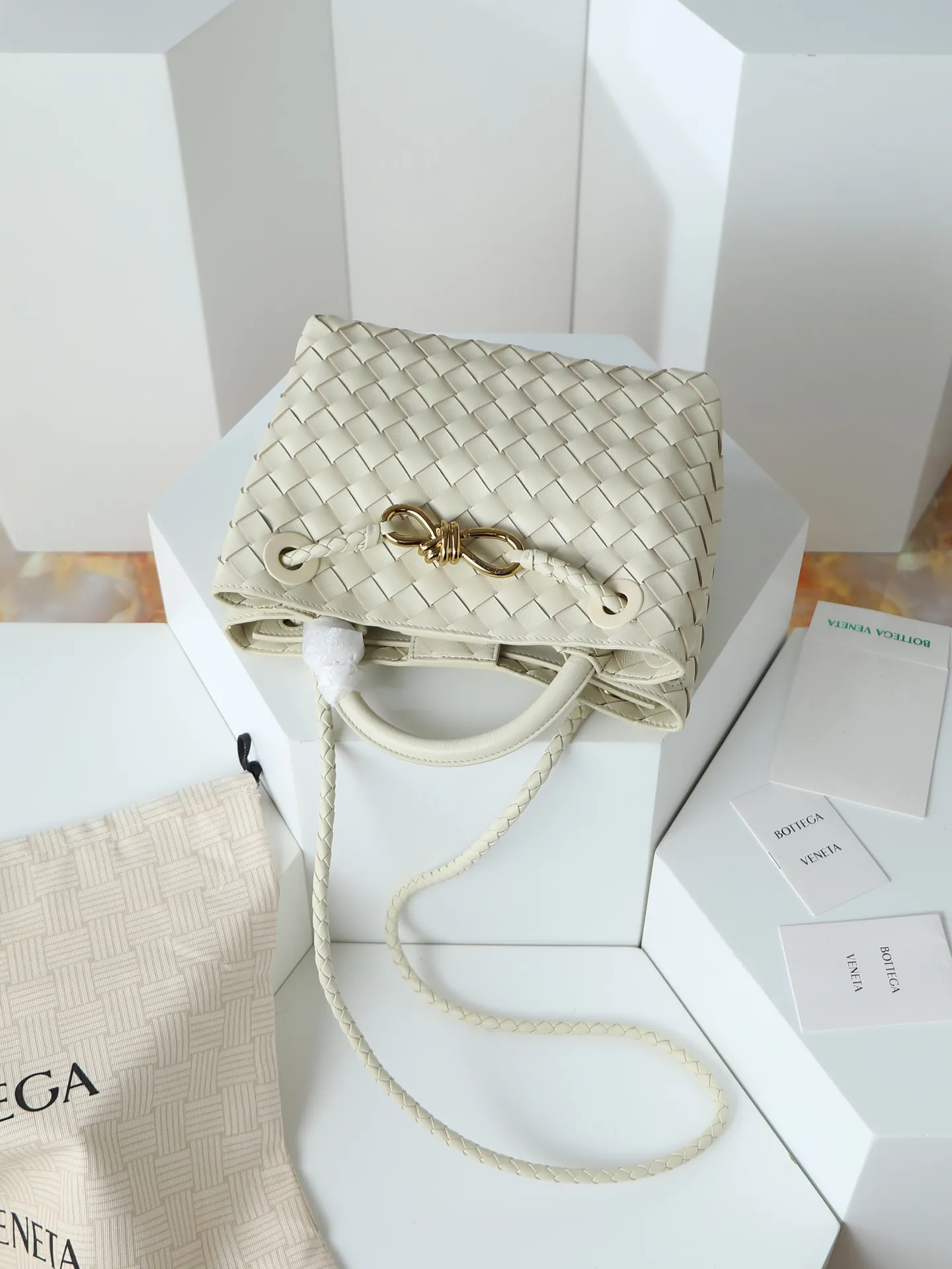 1300. Andiamo is shipping‼ ️Really popular🔥The new Andiamo woven handbag launched by Bottega Veneta this season is really popular all over the world! ! Celebrities at home and abroad have worn it, and Oscar-winning actress Michelle Yeoh has taken it out on the street. Song Jia, Trai Yala, Yu Feihong, Sanji Ayaka, Rosie Hunting-Whiteley, Yoshioka Riho, etc. have all worn this bag. It is classic and versatile and shows off your temperament, and the bag capacity is also large, which is very convenient for daily commuting! ! A variety of carrying methods, the shoulder straps can be adjusted by yourself, the original lambskin feels soft and delicate, and the unisex style breaks the gender boundaries and brings a more practical and long-lasting use experience. Andiamo, which has both elegant and casual styles, perfectly interprets the true appearance of "fashionable old money style". Style number: 766014 Size: 25*22*10.5cm